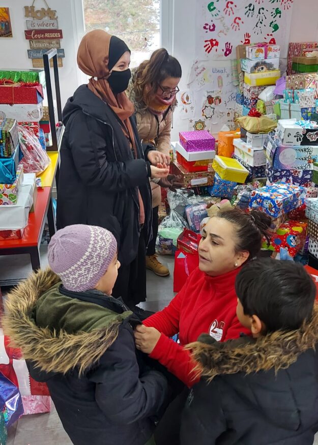 Children on the move in Ušivak receiving gifts