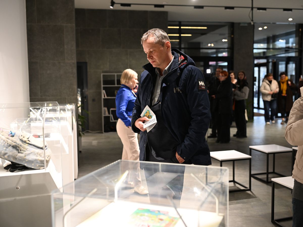 exhibition “Books That Walk With You Through War”